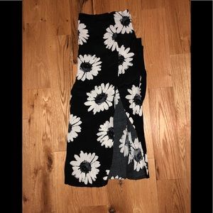 Double slit forever 21 maxi skirt with daisy print